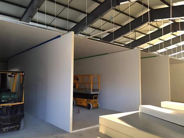 Service de pose de panneaux sandwichs isothermes à Besançon