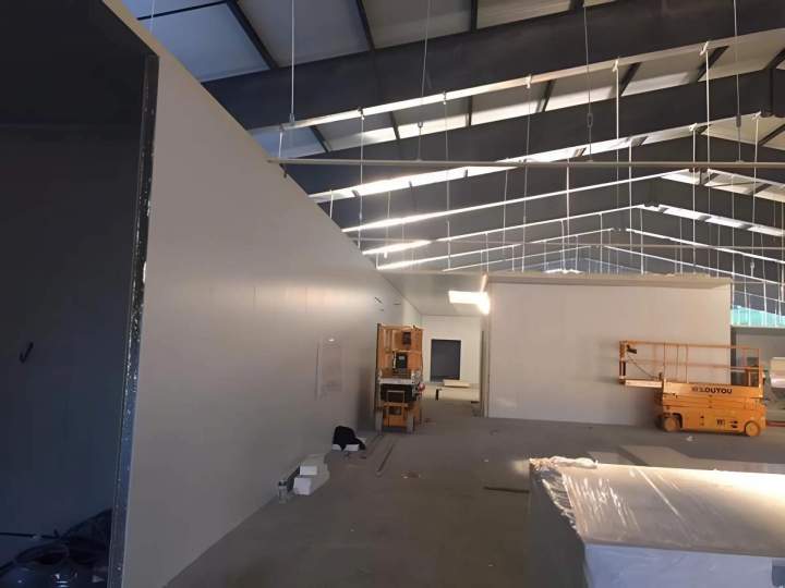 Pose de panneaux sandwichs isothermes à Besançon