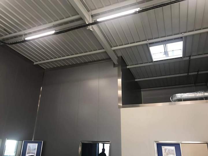 Pose de panneaux sandwichs isothermes à Besançon