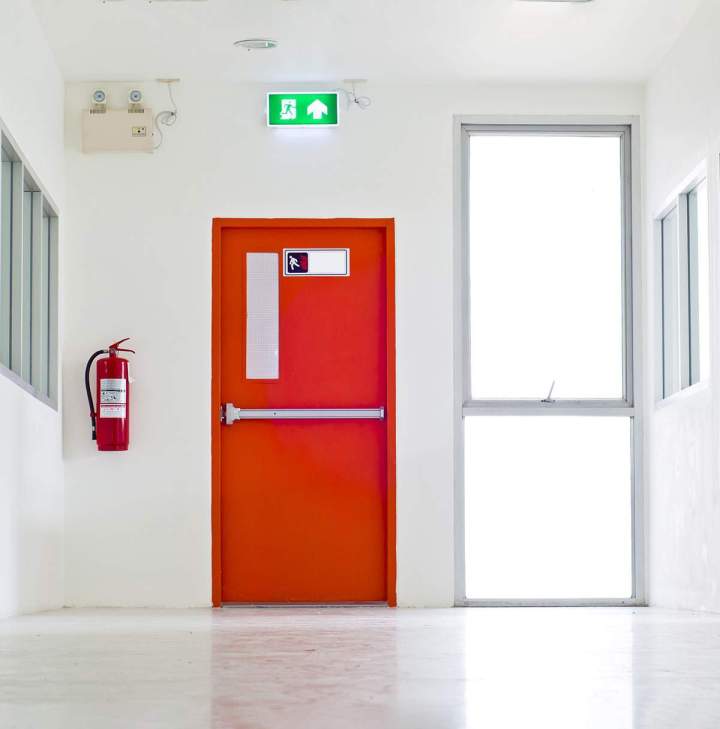 Nous vendons et posons des portes de service industrielles fiables et résistantes.